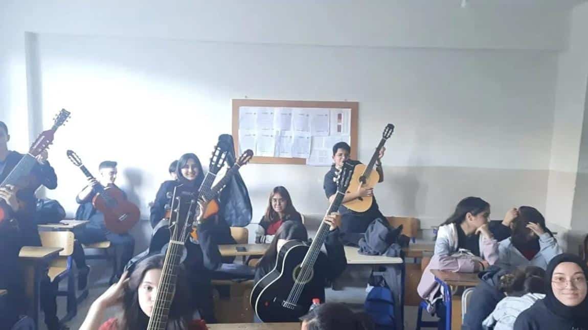  Gitar kursumuz büyük bir heyecanla devam ediyor. 